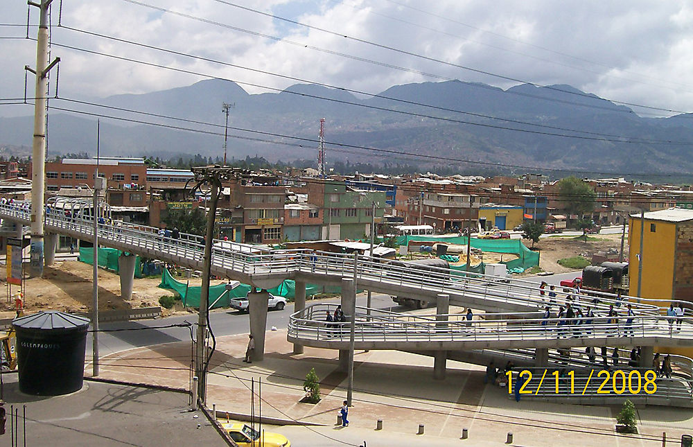 Obra puente peatonal Tunjuelito